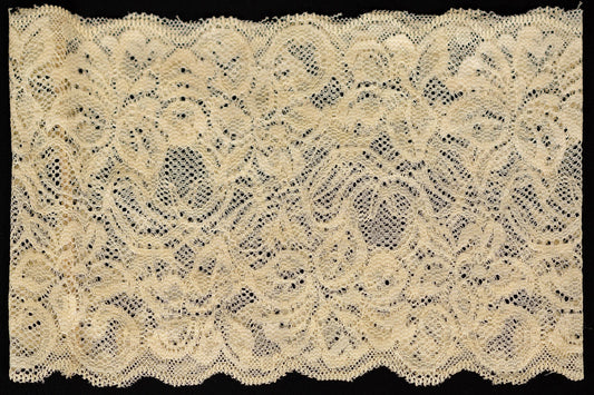 Lace Band in English Gold